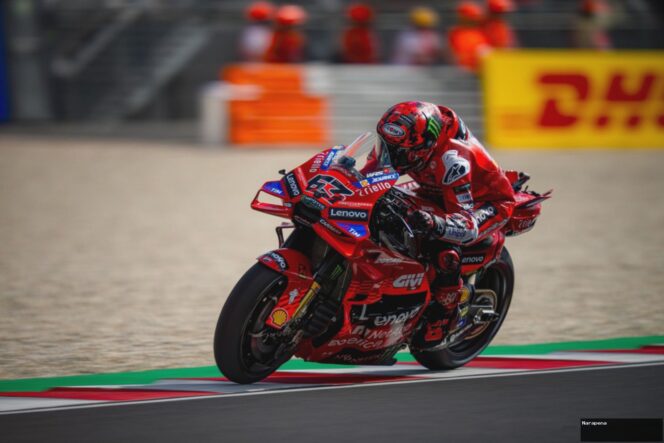 
					Rival Valentino Rossi Pasang Badan Performa Jeblok Francesco Bagnaia di MotoGP 2025