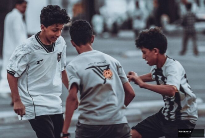 
					Jersey Timnas Indonesia Mejeng di Jeddah, Bocah Arab Saudi Semringah Kenakan Kostum Perang Garuda
